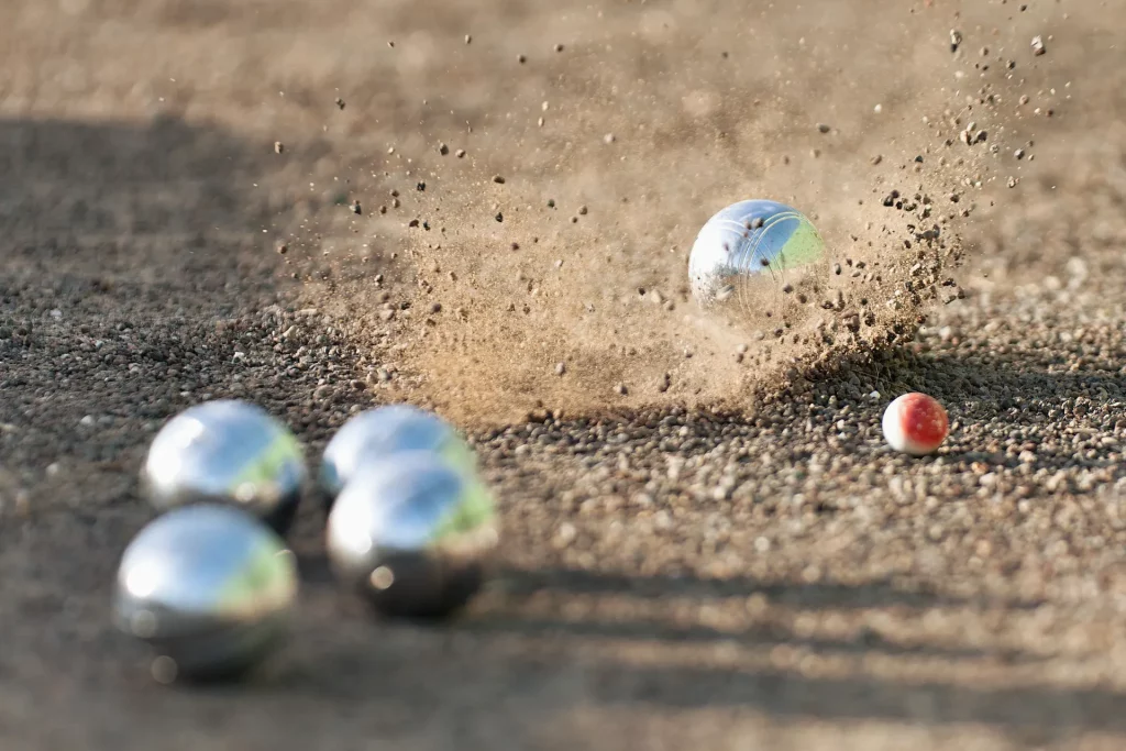 Boules de pétanque sur le terrain du club Le Motty à Ecublens