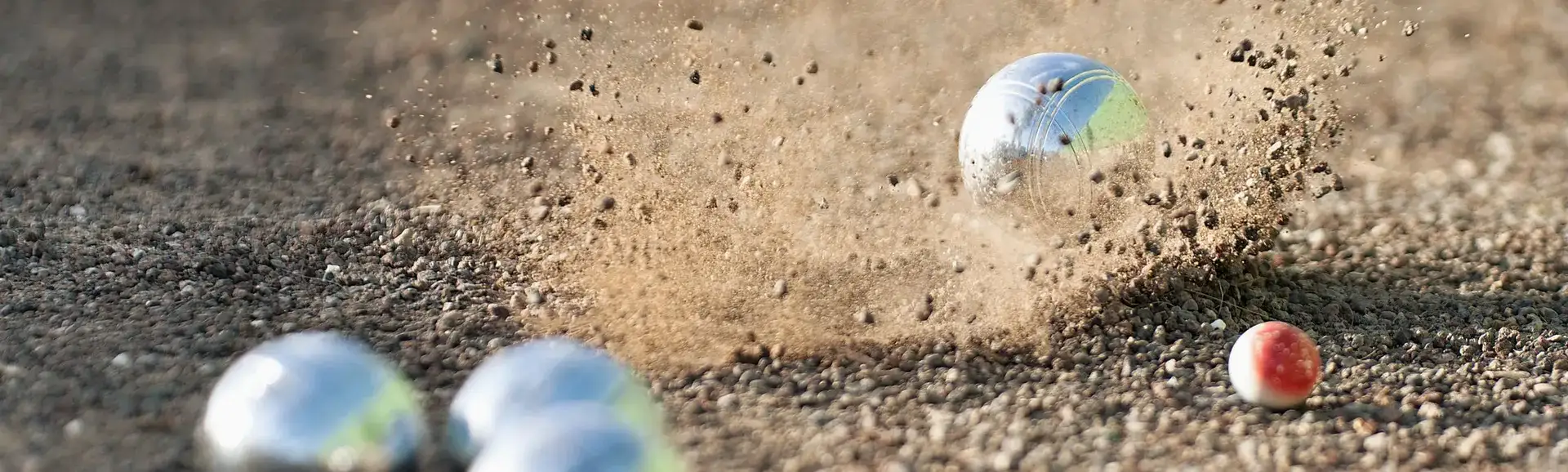 Boules de pétanque sur le terrain du club Le Motty à Ecublens